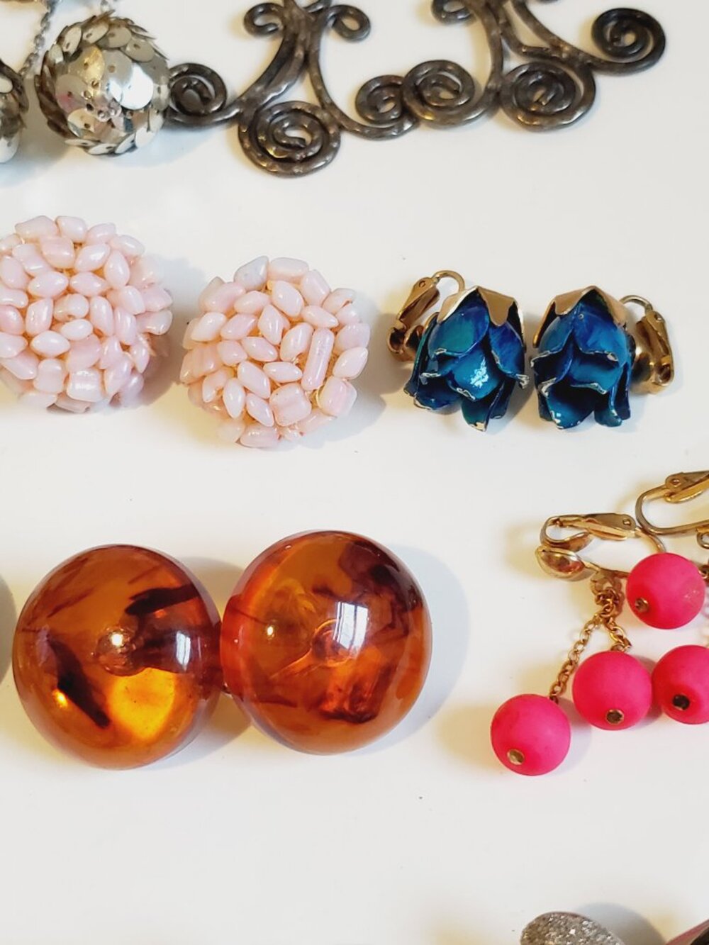28 Pair of clip on Earrings , items # B-1002-1029, . wt. 289 grams. - Picture 13 of 16